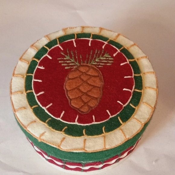 Set Of 2 Keepsake Gift Boxes Holiday Christmas Round Embroidery - Picture 4 of 11